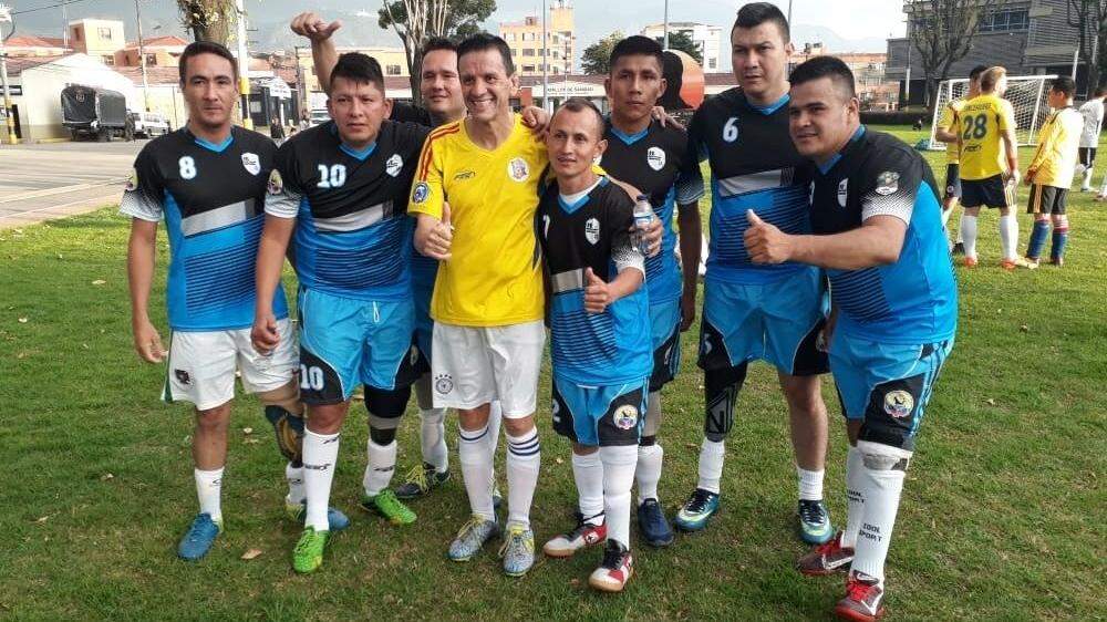 Die Fußballer mit Prothese (in der blauen Dress) spielten gegen Fernsehstars in Kolumbien.