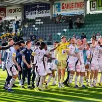 Die Party am Spielfeld wurde in der Rieder Kabine fortgesetzt