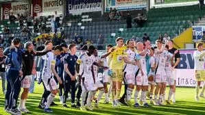 Die Party am Spielfeld wurde in der Rieder Kabine fortgesetzt 