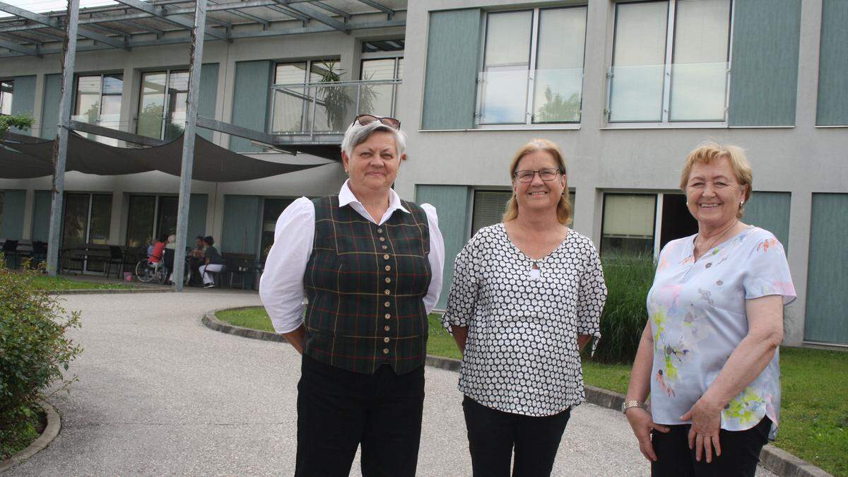 Rosi Tschrepitsch, Valerie Krischan und Waltraud Kain (von links) vor dem Pflegewohnheim in Bleiburg