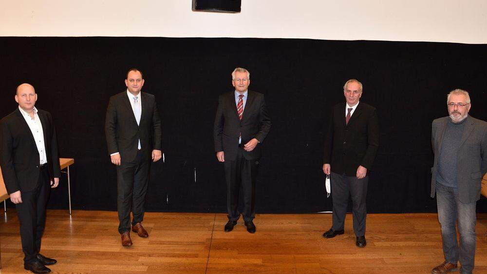 Der neue Vorstand: Vorstandsmitglied Herbert Kicker (SP), erster Vizebgm. Christoph Grassmugg (VP), Bgm. Karl Kowald (VP), zweiter Vizebgm. Helmut Walch (SP), Kassier Werner Kammel (Grüne)