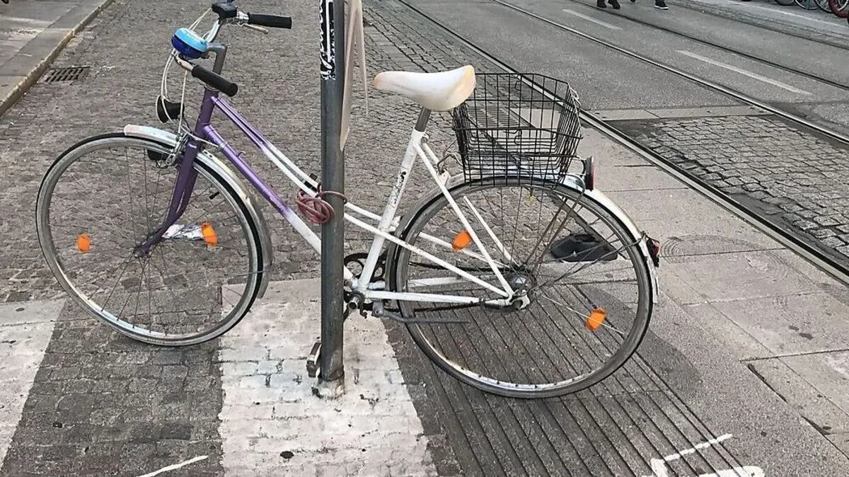 Fahrräder, Sonnenschirme oder Müllkübel verstellen immer wieder die taktilen Leitlinien, an denen sich Blinde orientieren