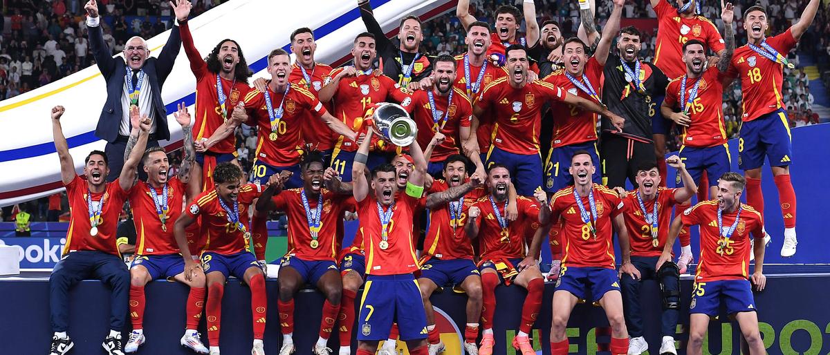 Die spanische Mannschaft mit dem EM-Pokal