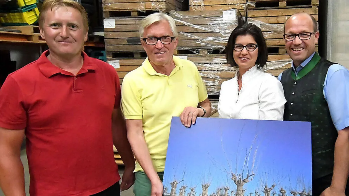 Thomas Reiter (ganz links) mit seiner Frau Ursula sowie Kulturreferent Alois Reisenhofer (2.v.l.) und TIP-Geschäftsführer Gerwald Hierzi bei einer Landwirtschaftsdiskussion, die im Mai im Betrieb der Reiters stattfand