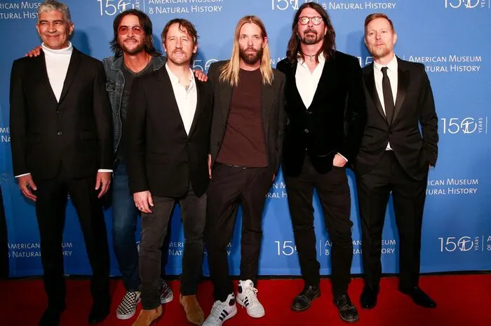  "Die Familie der Foo Fighters ist durch den tragischen und verfrühten Verlust unseres geliebten Taylor Hawkins am Boden zerstört", teilte die Rockband in der Nacht auf Samstag bei Twitter mit.
