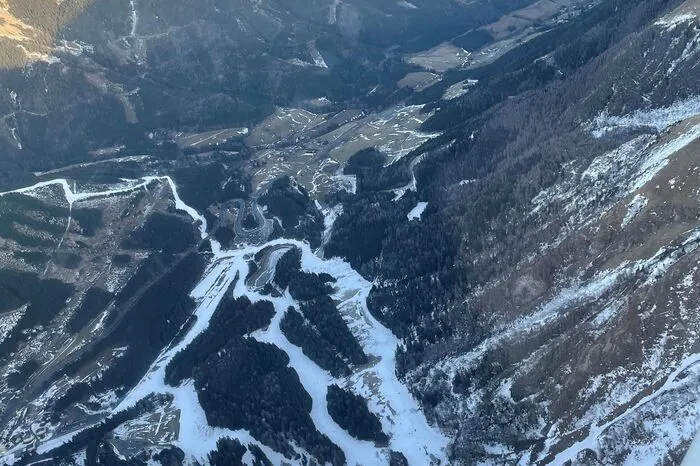 Auch der Blick von oben auf den Präbichl zeigt, dass die Grünflächen zurzeit noch überwiegen.