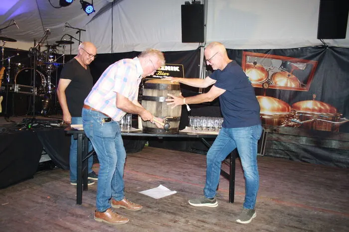 Nach der Bierdeckelpräsentation erfolgte der Anstich des Breznik-Wiesnbieres mit Bierbrauer Gerhard Primozic-Breznik, Bürgermeister Stefan Visotschnig und Marktmeister Arthur Ottowitz.
