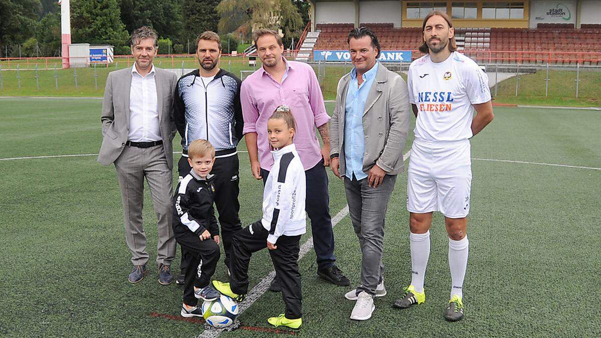 Christian Kollenz (Kassier des SVS), Trainer Rudi Schönherr, Michael Pech, Gerald Gadnik und Kapitän Daniel Trupp. Vorne die Kinder Luis Papst und Vieviene Oberschmied	