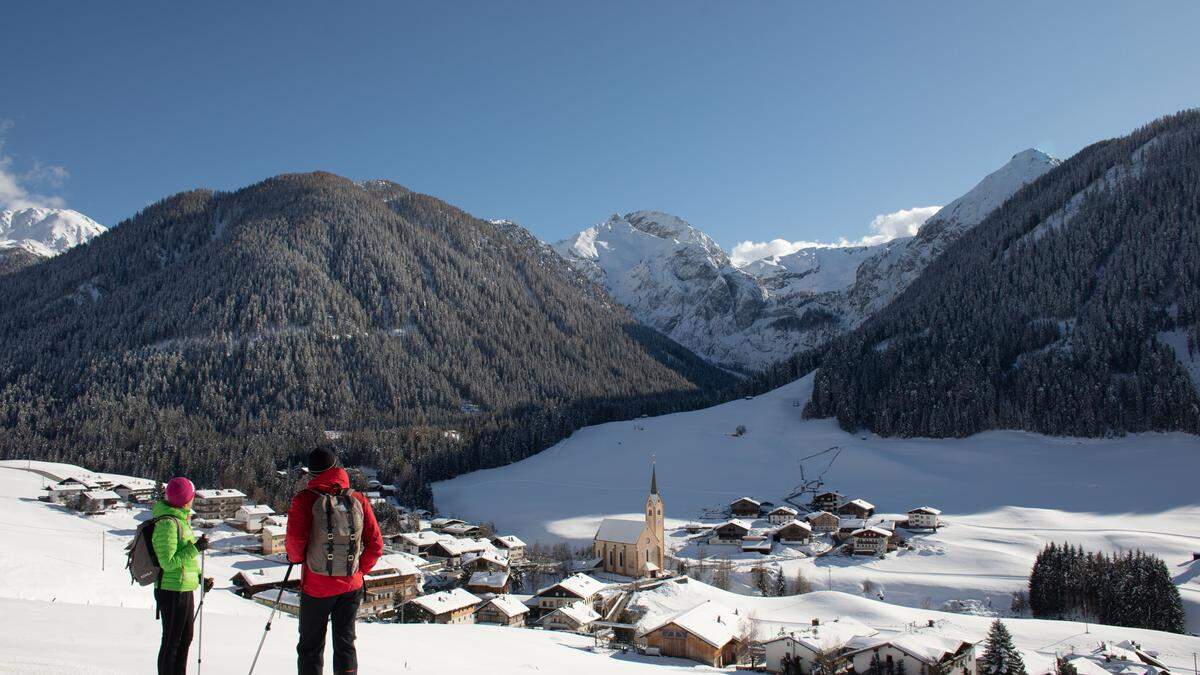 Blick vom Oswald-Kollreider-Künstlerweg auf die Berggemeinde Kartitsch