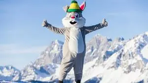 19.12.2023, Planai, Schladming, Steiermark, Österreich (Austria): Hopsi, das Maskottchen der Alpinen Ski-WM 1982 und 2013, vor der Kulisse des Dachstein-Gebirges im Schnee. 
Fotocredit: Martin Huber