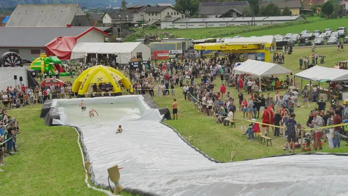 120 Jahre Freiwillige Feuerwehr Rattenberg wurden am Wochenende ausgiebig zelebriert. Nach dem offiziellen Teil folgte das absolute Highlight der Jubiläumsfeierlichkeiten: ein actionreiches Siloplanenrennen, für das sich beachtliche 42 Mannschaften angemeldet hatten. 