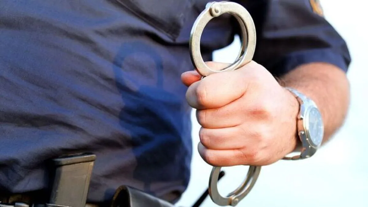 Die Polizei nahm die beiden mutmaßlichen Ladendiebe fest