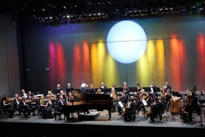 Zum Gedenken an Wolfgang Amadeus Mozart wurde in dessen 260. Geburtsjahr und 225. Todesjahr das „Konzert für Klavier und Orchester in C-Dur KV 503“ von der Pannonischen Philharmonie aufgeführt.