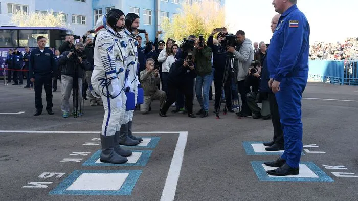 Am Donnerstag kurz vor dem Start der Sojus-Rakete war die Welt noch in Ordnung. Alles lief nach Plan. Die beiden Raumfahrer Alexej Owtschinin und Nick Hague sollten sich auf den Weg zur ISS machen und wurden davor verabschiedet.