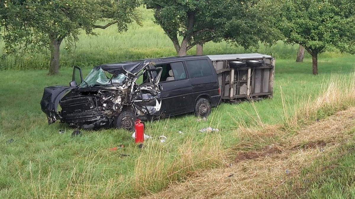 Das Familienauto wurde in einen Obstgarten geschleudert