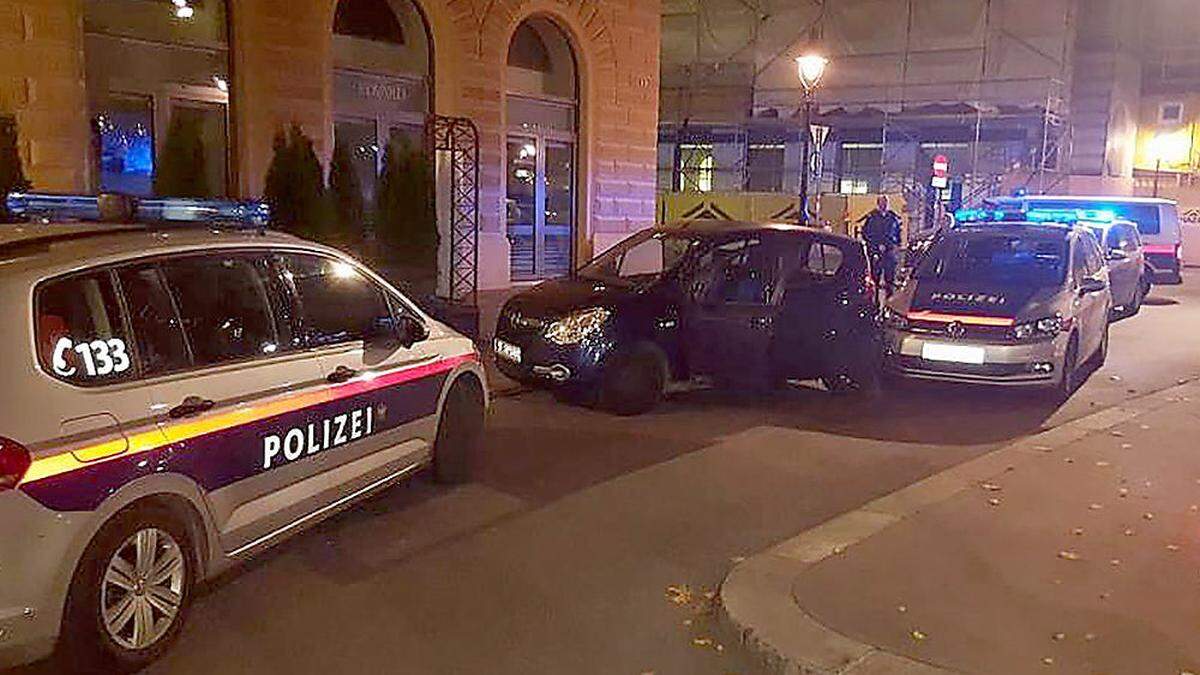 Als der Mann schließlich gestoppt wurde, beschädigte er ein Polizeiauto