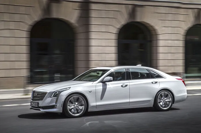 Unter der langen Haube werkt ein neu entwickelter 3-Liter-Twin-Turbo-Benziner, der mit 417 PS und einem maximalen Drehmoment von 555 Newtonmetern leistungstechnisch keine Wünsche offen lassen dürfte.