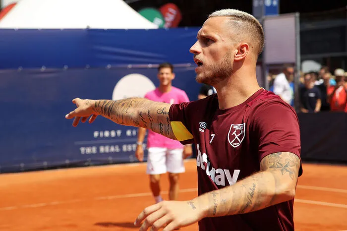 "Ich bin ein Tennisfan, aber kein Spieler. Natürlich verfolge ich ihre Karrieren, sie sind ja Österreicher und ich bin stolz, was sie erreicht haben und hoffe, dass es noch mehr wird", sagte Arnautovic und fügte hinzu: "Ich erwarte mir natürlich, dass sie das Turnier in Kitzbühel gewinnen."