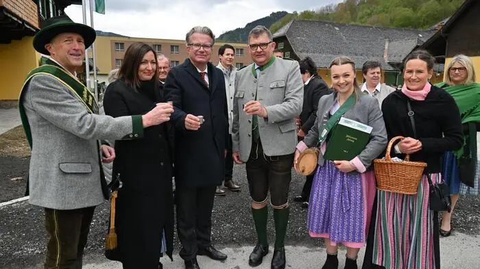 Drei Jahre nach der ersten Projektierung und einer Bauzeit von zwei Jahren wurde das neue Gemeindeamt in den Räumlichkeiten der Alten Schmiede in Kalwang Sonntag feierlich eröffnet. 