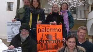 Mit Kultur- referentin Gabriele Kolar (Mitte) präsentierten Beteiligte das Programm „an diesem wunderbaren Wintermontag