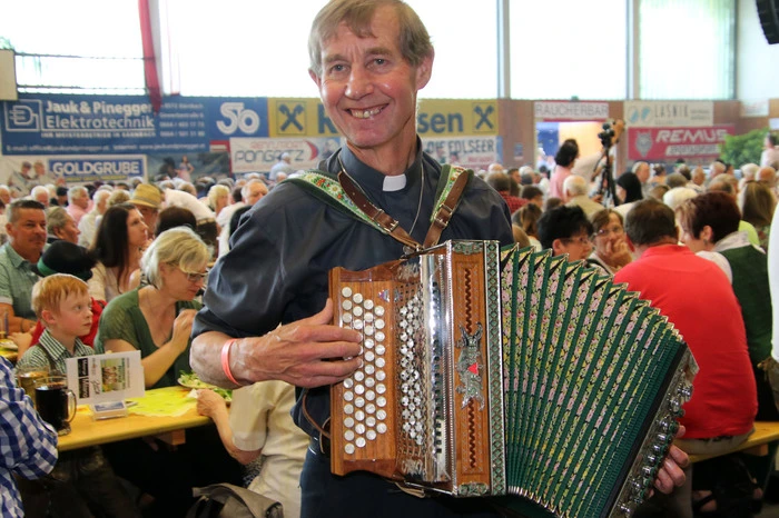 Almpfarrer Josef Paier aus Voitsberg war mit dabei, auch die Sulmtal Dirndln und die drei Burschen vom Gleinalm Trio, die erst vor wenigen Tagen den Grand Prix der Volksmusik gewonnen hatten 
