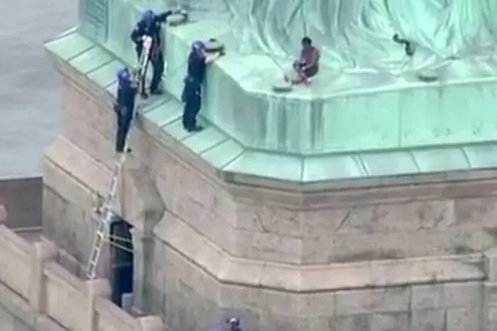 Mitglieder der Aktivisten-Gruppe "Rise and Resist" bekannten sich zu der Protestaktion am Unabhängigkeitstag der USA. Sie hatten am Fuß der Freiheitsstatue eine Fahne mit der Aufschrift "Abolish ICE" ausgerollt. 