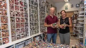 Klaus Hirt mit seiner Frau Eva - umgeben von bunten Knöpfen aus der eigenen Produktion