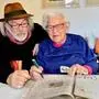 Ein Mann hilft einer alten Frau beim Lösen von Kreuzworträtseln | Johannes Flaschberger hilft seiner Mutter Margarethe gerne beim Lösen von Kreuzworträtseln in der Kleinen Zeitung