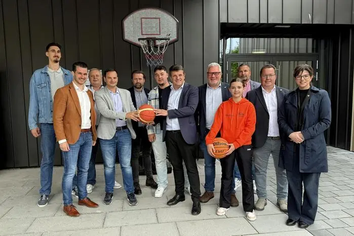 Bei der „Happy Hour“ stieß BSC-Obmann Thomas Zotter mit Bürgermeister Franz Jost, Vizebürgermeister Roland Gogg, Stadträtin Barbara Raidl und Sportausschussobmann Christian Sommerbauer auf ein Gläschen „Thaller-Wein“ an.