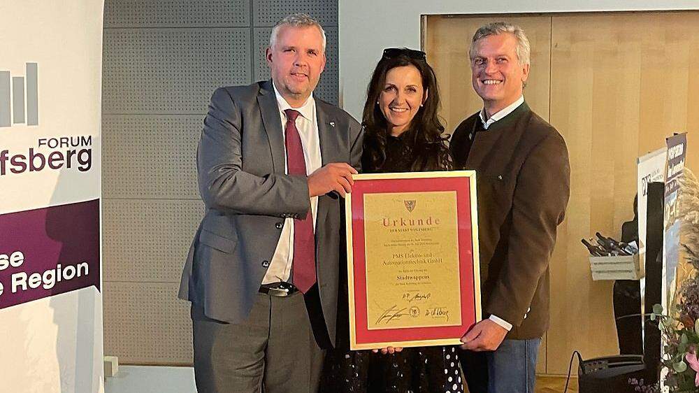 Verleihung des Stadtwappens durch Bürgermeister Hannes Primus (links) an PMS-Chef Franz Grünwald und dessen Ehefrau Herta