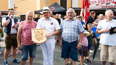 Der Holzschnitzerverein überreichte Bürgermeister Peter Domweber eine Schnitzkunst