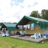 Die großen Safarizelte bieten auch Duschen und Warmwasser.