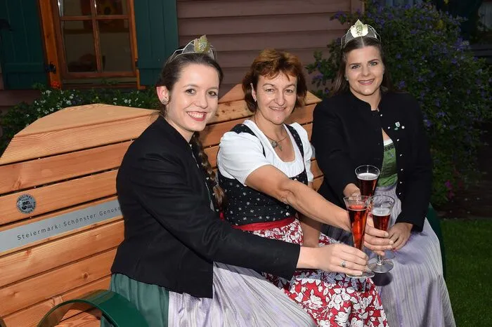 Immer wieder wurde im Laufe des Abends die regionale und bodenständige Produktion hervorgehoben, die von den Gästen und Touristen wertgeschätzt wird: Als Beispiele dafür zitierte Landwirt und Sommelier Georg Nickl etwa das selbstgebackene Bauernbrot, an das Bezirksbäuerin Grete Kirchlechner erinnerte, die südsteirischen Weine, das schweinerne Jausenfleisch.Fachschulleiter Roswitha Walch und Anton Gumpl betonten den Stellenwert der steten Weiterbildung.Bezirksbauernkammerobmann Gerald Holler freute sich, dass nahezu „50 Prozent der Landessiege auf bäuerliche Produkte“ in den Bezirk Leibnitz gingen.