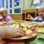 APA5513604-2 - 19102011 - WIEN - ÖSTERREICH: THEMENBILD - Illustration zum Thema Kinderbetreuung/Kindergarten/Kinderkrippe: Kinder der Gruppe der Unterdreijährigen essen Apfelspalten am Freitag, 7. Oktober 2011, in einer Kindergruppe in Wien. APA-FOTO: HERBERT NEUBAUER,sujet, feature