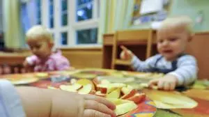 APA5513604-2 - 19102011 - WIEN - ÖSTERREICH: THEMENBILD - Illustration zum Thema Kinderbetreuung/Kindergarten/Kinderkrippe: Kinder der Gruppe der Unterdreijährigen essen Apfelspalten am Freitag, 7. Oktober 2011, in einer Kindergruppe in Wien. APA-FOTO: HERBERT NEUBAUER,sujet, feature