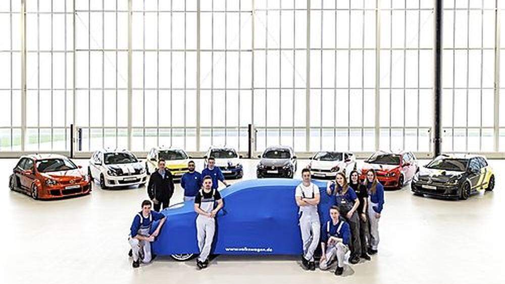 Volkswagen Auszubildende fahren mit selbst gebauter Überraschung zum 40. Geburtstag des Golf GTI