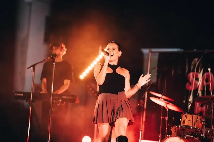 Bereits am Donnerstag zeigte das Festival seine ganze Bandbreite an Unterhaltung mit den Künstlerinnen und Künstlern Soko Dixie, Sandra Hesch (Im Bild) und den Austrovinyl-Djs