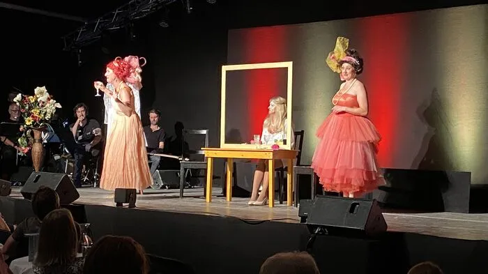 Sketch "Brautgeflüster". Im Bild Mateja Kerbitz, Sabrina Nedved und Magdalena Hainz
