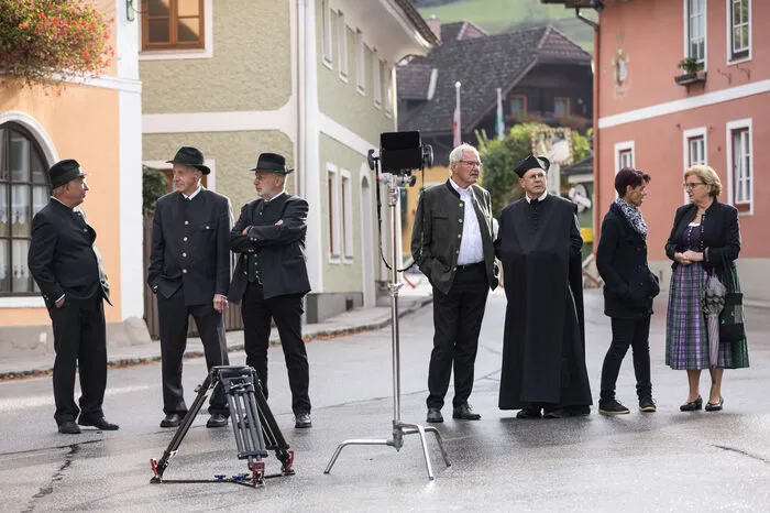 Die Rollen im Kurzfilm „Das jüngste Gerücht“ werden hauptsächlich von Darstellern gespielt, die bei den Öblarner Festspielen mitwirken