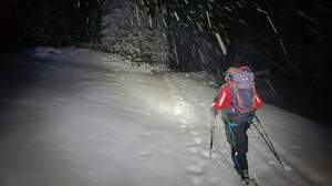 Die Bergretter stiegen im dichten Schneetreiben zu den beiden Wanderern auf