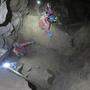 Bild von der Bergungsaktion durch die Höhlenrettung und Alpinpolizei