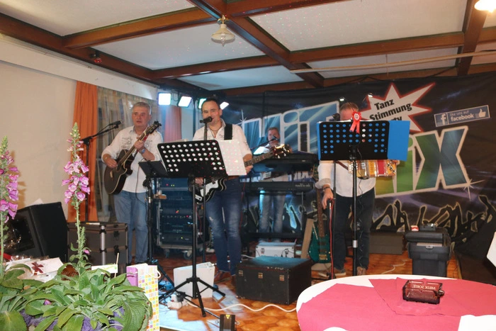 Zum Tanz spielte die Band "Hit-Mix" auf.