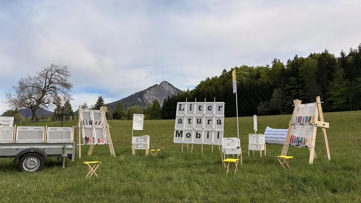 Das Literatura Mobil am Tag vor der Erstpräsentation beim „Zusammenbauen“. Designt wurde es von breadedEscalope (Michael Moser)