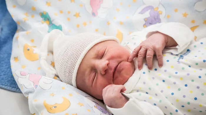 Etwas früher als erwartet kam Elisa Hochenwarter zur Welt. Statt am 4. Jänner wurde sie am Neujahrstag um 0.35 Uhr im LKH Villach geboren und ist somit Kärntens Neujahrsbaby 2018. Elisa ist 51 Zentimeter groß und wiegt 3056 Gramm. Freude herrscht bei Mama Katrin Hochenwarter und Papa Daniel Tapeiner aus Kirchbach.Österreichs Neujahrsbaby kommt übrigens aus der Steiermark. Die kleine Julia Marie erblickte um 0.01 Uhr in Leoben das Licht der Welt.