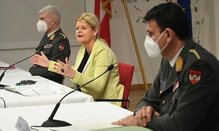 Beschaffungspaket: General Robert Brieger, Ministerin Klaudia Tanner, Generalmajor Bruno Hofbauer (von links)