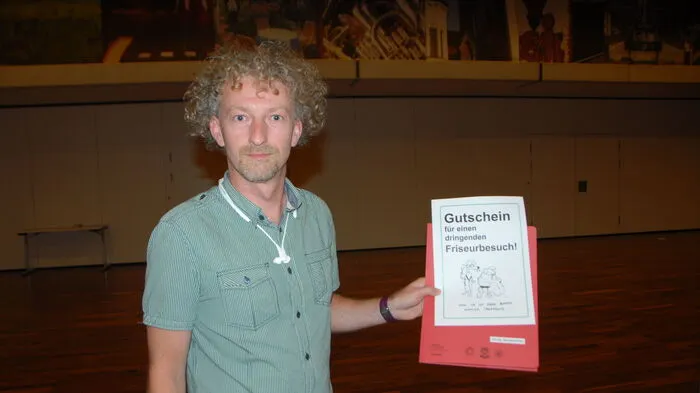 Mappe mit Sitzungsunterlagen für Feldbacher SPÖ-Gemeinderat enthielt besondere Einlage: Eine Aufforderung zum Friseur-Besuch. Der Mandatar fühlt sich dadurch diskriminiert. Mehr dazu.