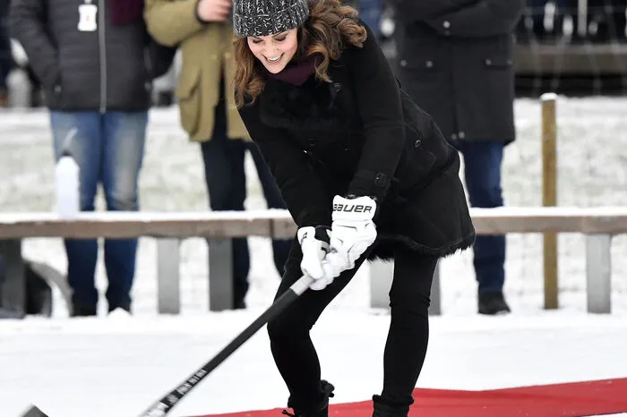 Beim Besuch der beiden Royals am Dienstag in Schweden versuchte sich die 36-Jährige beim Bandy, dem dort beliebten Vorgänger des Eishockeys.