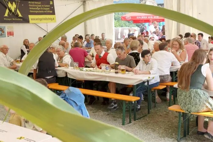 Beim Zweitagesfest neben zahlreichen LJ-Gruppen aus der Region unter anderem gesichtet: Bundesrätin Sandra Lassnig, Bürgermeister Klaus Köchl sowie Bildungswerk-Bezirksobmann Karl Huber. Ein Video vom Fest gibt es auf Facebook Kleine Zeitung St. Veit/Feldkirchen zu sehen! Klicken Sie sich durch die Fotogalerie! 