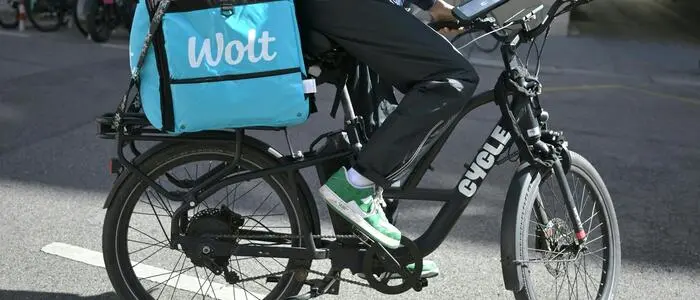 Ein Fahrrad mit einem großen Rucksack mit Essenslieferung.