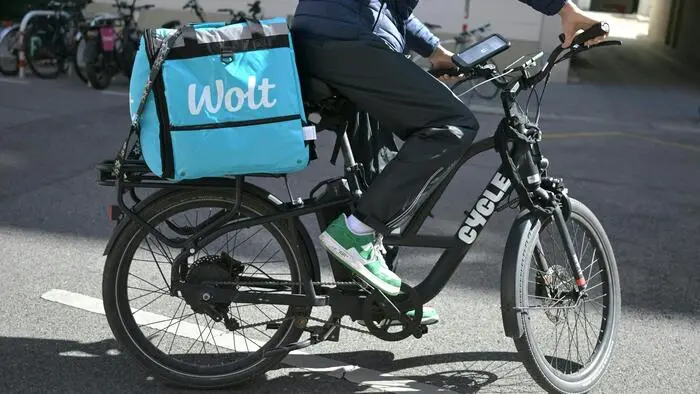 Ein Fahrrad mit einem großen Rucksack mit Essenslieferung.